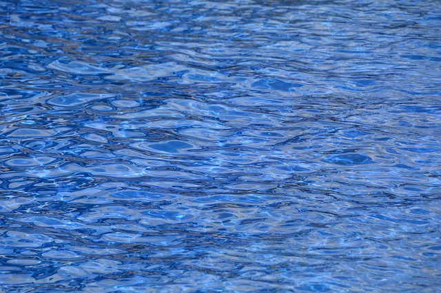 Solární plachta příjemně ohřeje vodu v bazénu